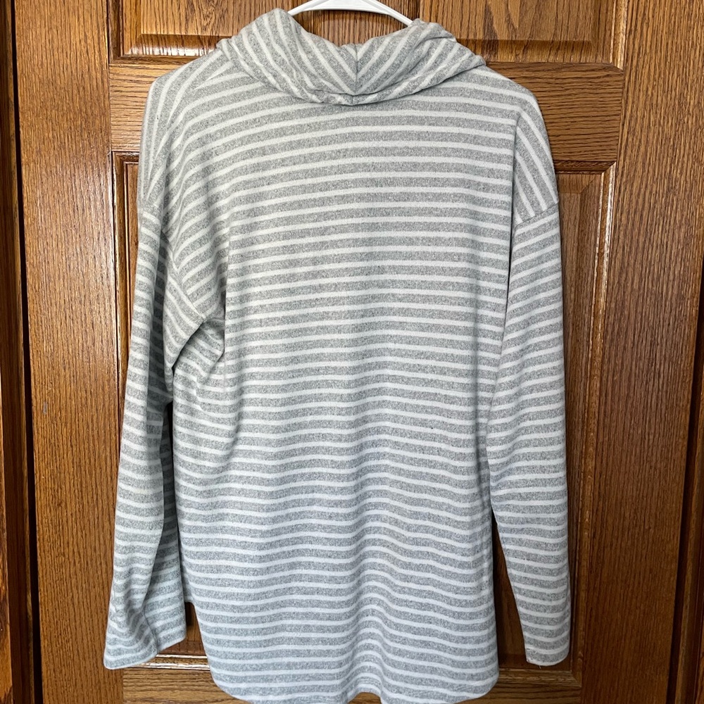 🦋3 for $10🦋 Gray Striped Women's Sweater - Picture 3 of 3